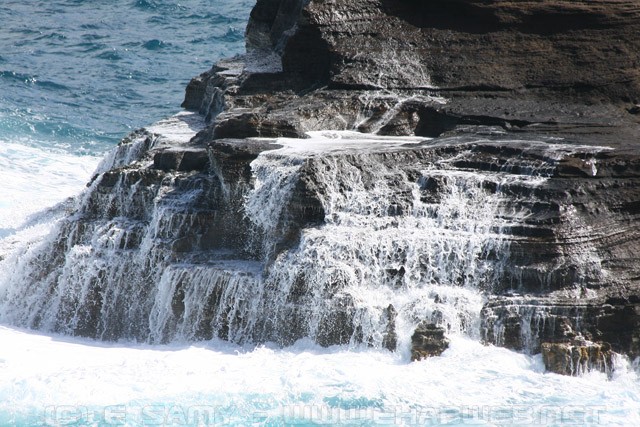 Waves on the rocks - Oahu