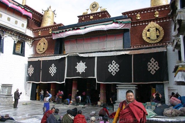 Monk and Tibetan Pilgrims - Jokhang Temple - ཇོ་ཁང། - 大昭寺 - གཙུག་ལག་ཁང༌།