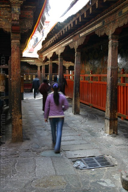 Pilgrims - Jokhang Temple - ཇོ་ཁང། - 大昭寺 - གཙུག་ལག་ཁང༌།