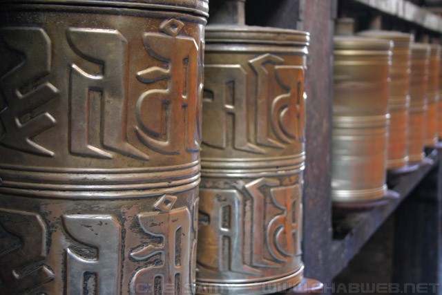 Buddhist Prayer Wheels - Jokhang Temple - ཇོ་ཁང། - 大昭寺 - གཙུག་ལག་ཁང༌།
